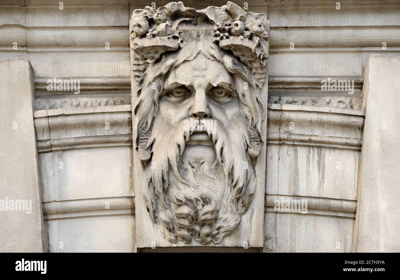 Londra, Inghilterra, Regno Unito. Faccia scolpita del Dio greco del fiume Achelous su una chiave di pietra sull'ala sud della casa di Somerset, Victoria Embankment. Foto Stock