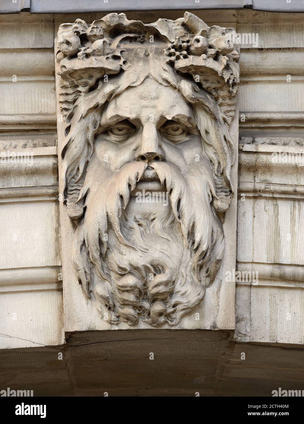 Londra, Inghilterra, Regno Unito. Faccia scolpita del Dio greco del fiume Achelous su una chiave di pietra sull'ala sud della casa di Somerset, Victoria Embankment. Foto Stock