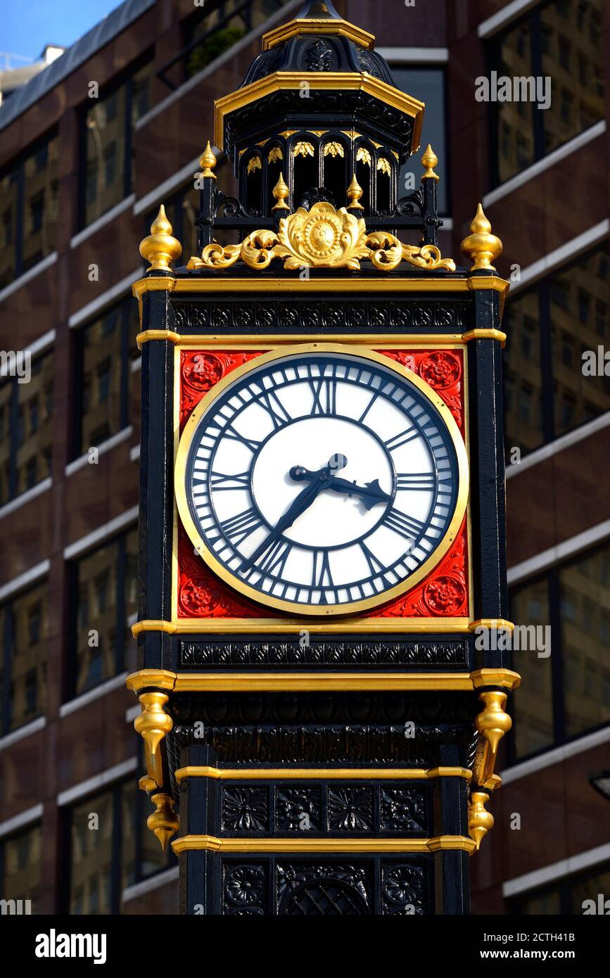Londra, Regno Unito. Orologio Little ben fuori Victoria Station (1892: Gillett e Johnston di Croydon) Foto Stock