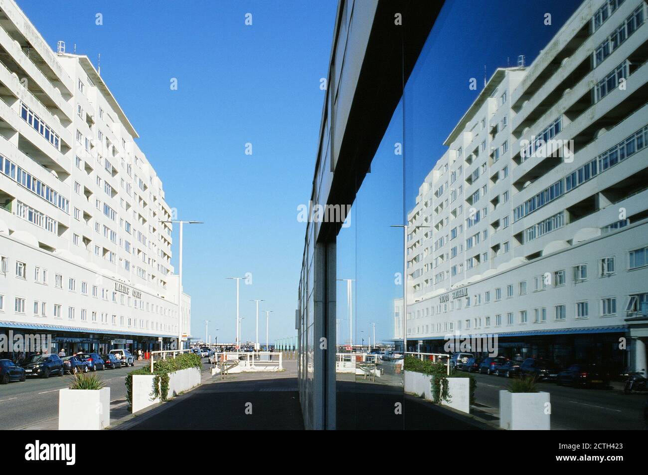 Il lungomare di St Leonards-on-Sea, East Sussex, Regno Unito, con Marine Court riflesso in un luogo di fronte al mare Foto Stock