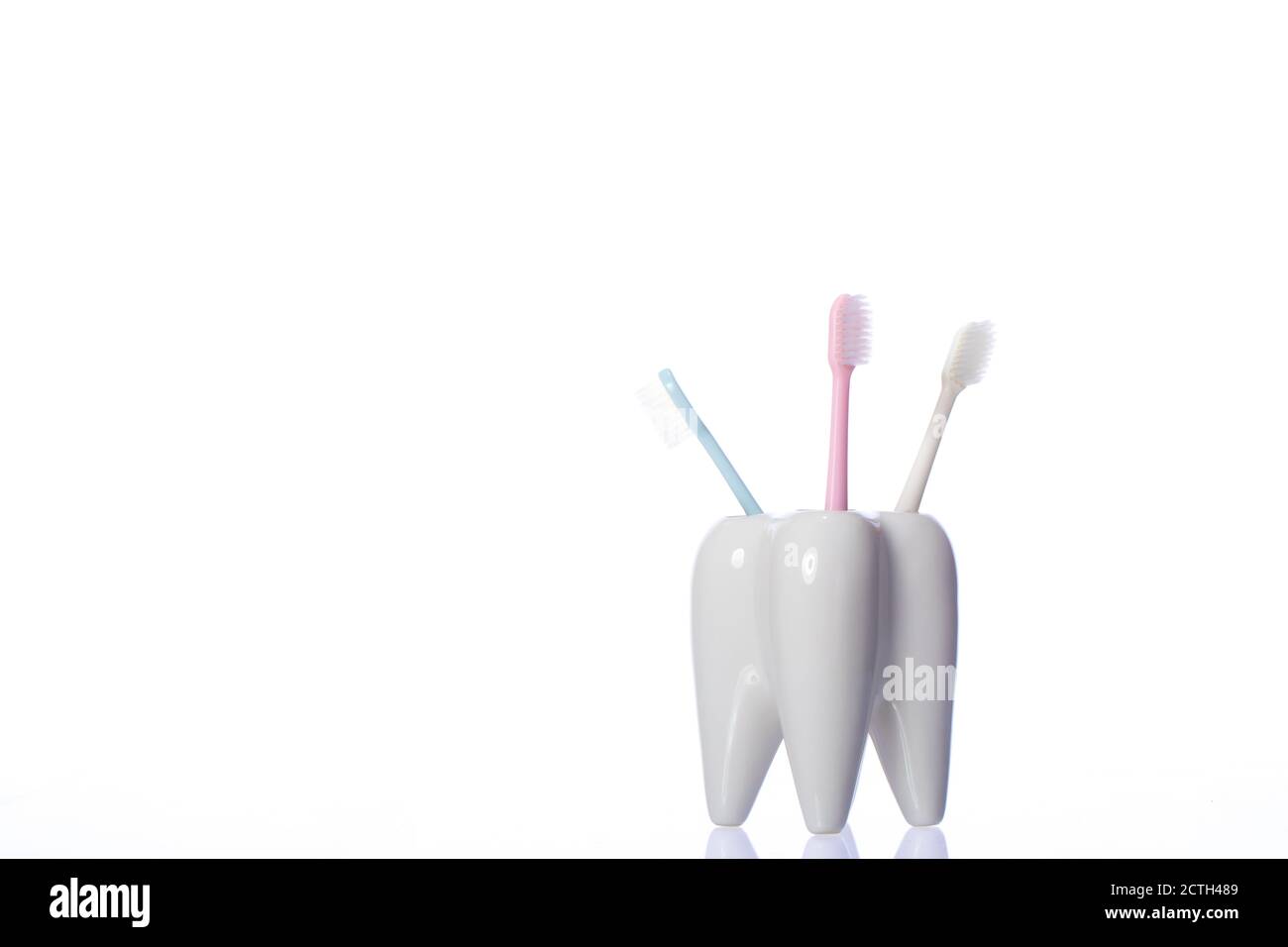 spazzolino lucido a forma di dente isolato su sfondo bianco spazio di copia Foto Stock
