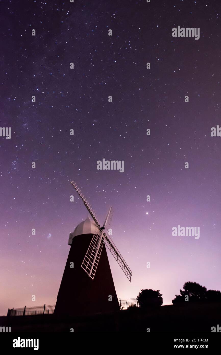 Il mulino a vento di Halnaker si presenta con le sue silhouette contro il cielo notturno pieno di stelle, Faint Milky Way, rinnovato con vele, Sussex, UK, Foto Stock