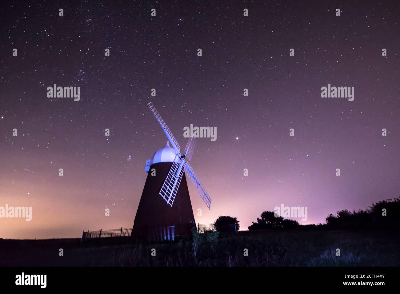 Il mulino a vento di Harnaker si presenta con un cielo stellato, dipinto con luce da una torcia Sussex, UK, Foto Stock