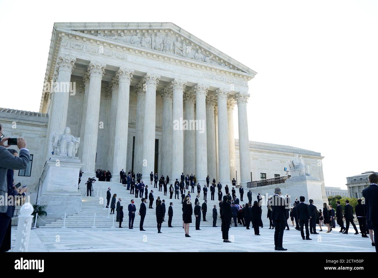 Il caschetto di giustizia Ruth Bader Ginsburg, con bandiera, arriva alla Corte Suprema di Washington, mercoledì 23 settembre 2020. Ginsburg, 87 anni, morì di cancro il 18 settembre. (Foto di Alex Brandon/Pool/Sipa USA) Foto Stock