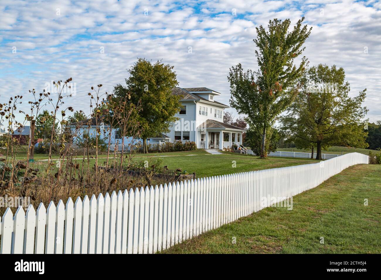 Fenceline lungo il viaggio verso la casa colonica al Prophetstown state Park Living Museo di storia Battleground Indiana Foto Stock