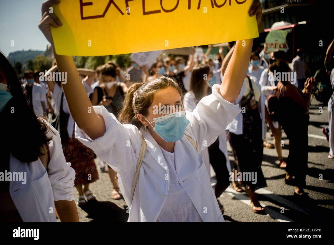 Barcellona, Spagna. 23 settembre 2020, Barcellona, Catalogna, Spagna: A Barcellona la donna che indossa una maschera facciale ha un banner durante una marcia di medici residenti (MIR) chiedendo miglioramenti sulle condizioni di lavoro e l'aumento dei salari. Credit: Jordi Boixareu/Alamy Live News Foto Stock