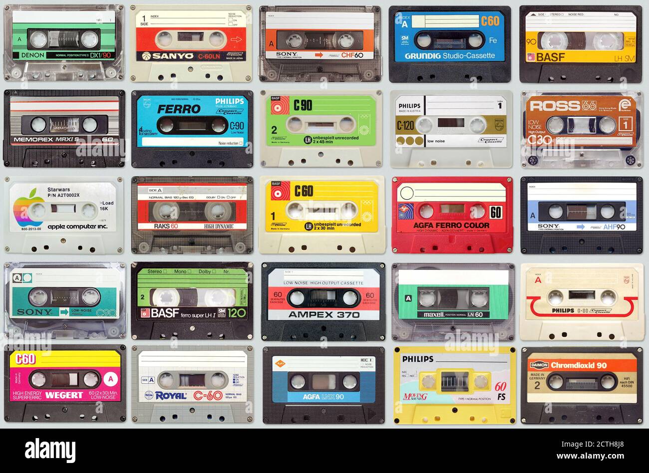 Ampio set di vecchie cassette audio vintage su sfondo grigio, colorato sfondo di musica retrò Foto Stock