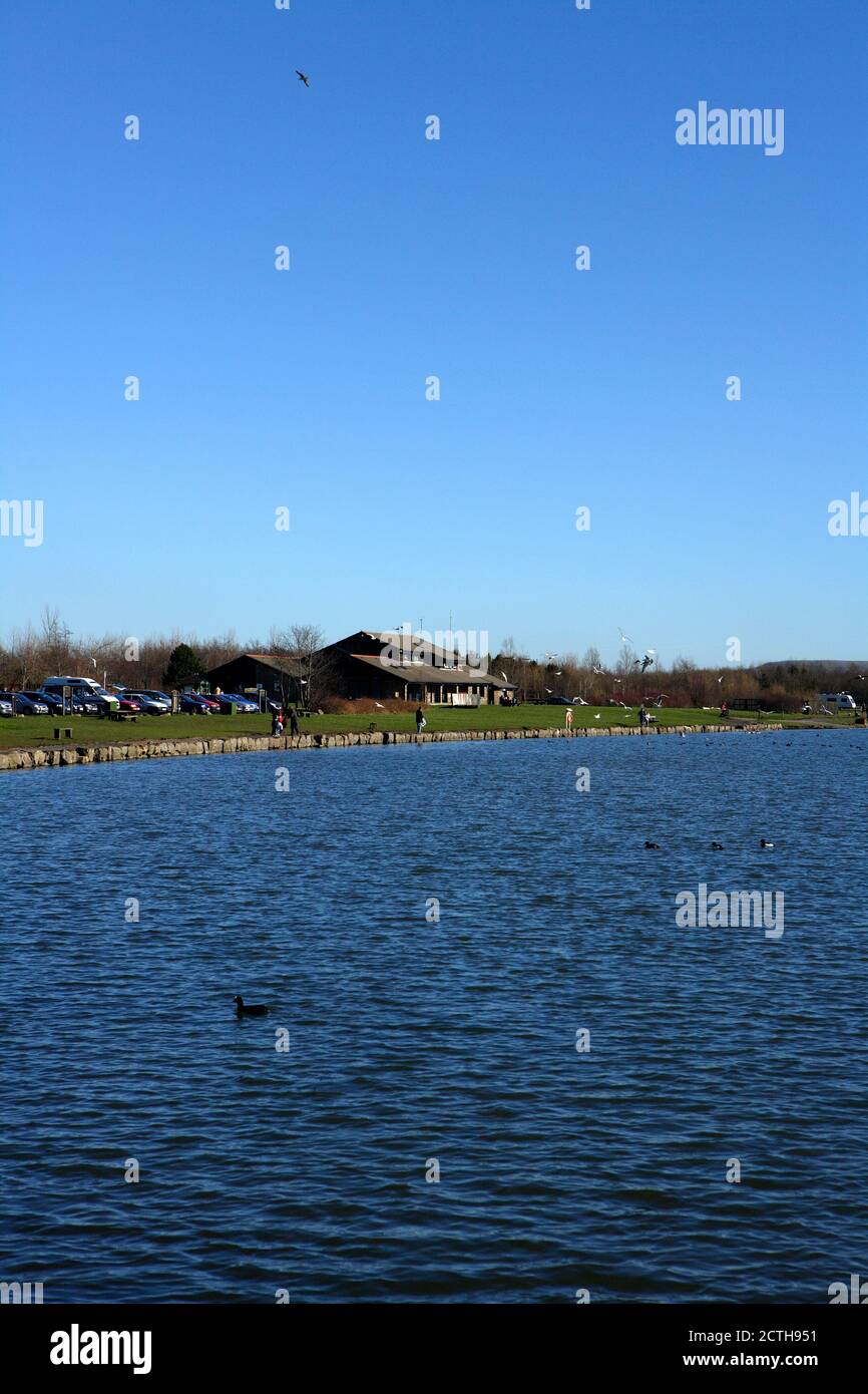 Parc Bryn Bach, Blenau Gwent è un parco avventura e di svago adagiato su 340 acri di erba e boschi con uno splendido lago di 36 acri nel suo cuore Foto Stock