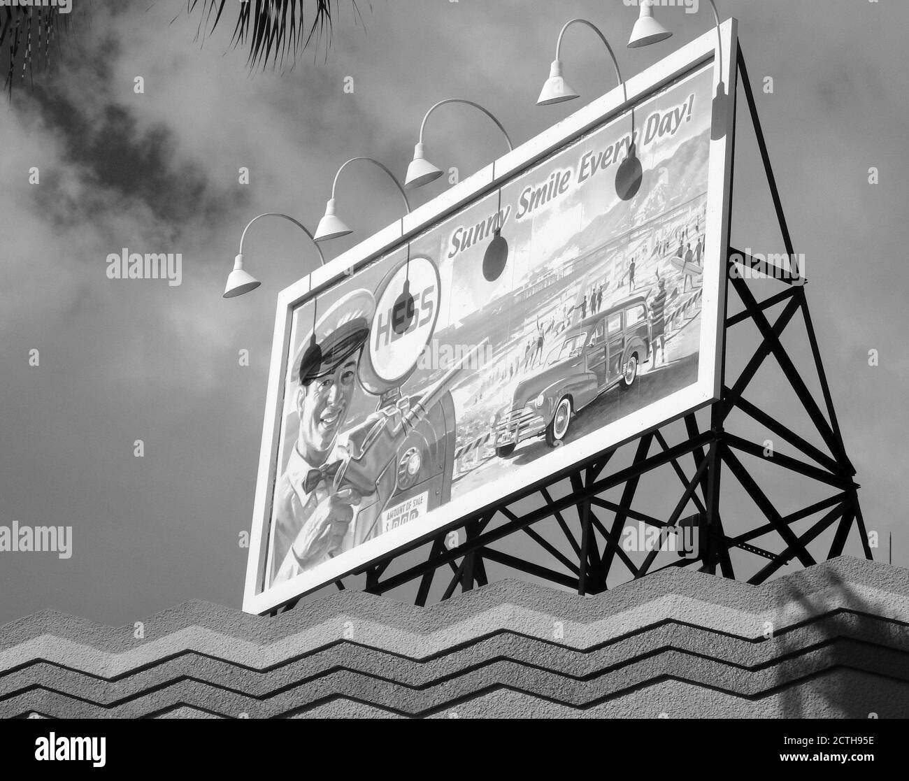 Un'annata HESS Energy Company pubblicità su cartelloni a Hollywood Studios, Walt Disney World, Orlando, Florida, USA Foto Stock
