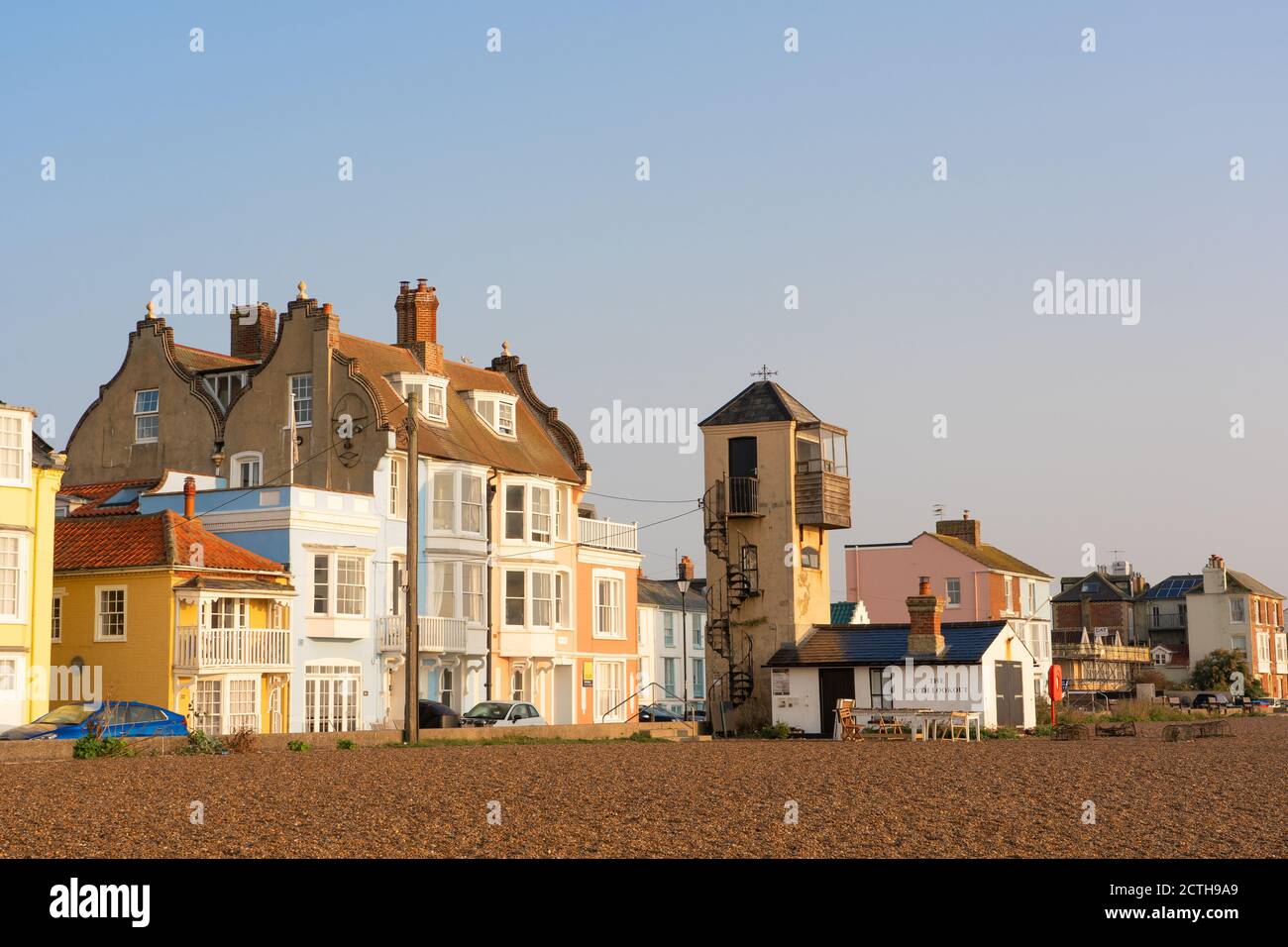Gli edifici che si affacciano sulla spiaggia di Aldeburgh includono la torre South Lookout. Aldeburgh, Suffolk. REGNO UNITO. Foto Stock