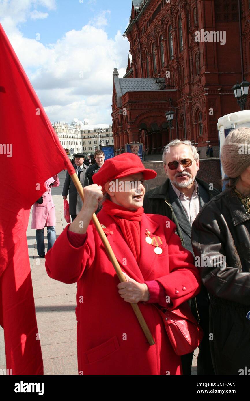 Donna comunista vestito tutto in rosso con bandiera rossa che celebra il  compleanno di Lenin in Piazza della Rivoluzione, Mosca, Russia Foto stock -  Alamy