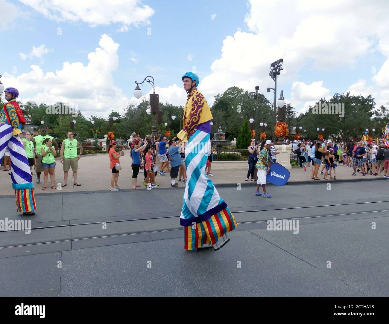 Stilt Walkers in una sfilata di Disney World, Walt Disney World, Orlando Florida, Stati Uniti Foto Stock
