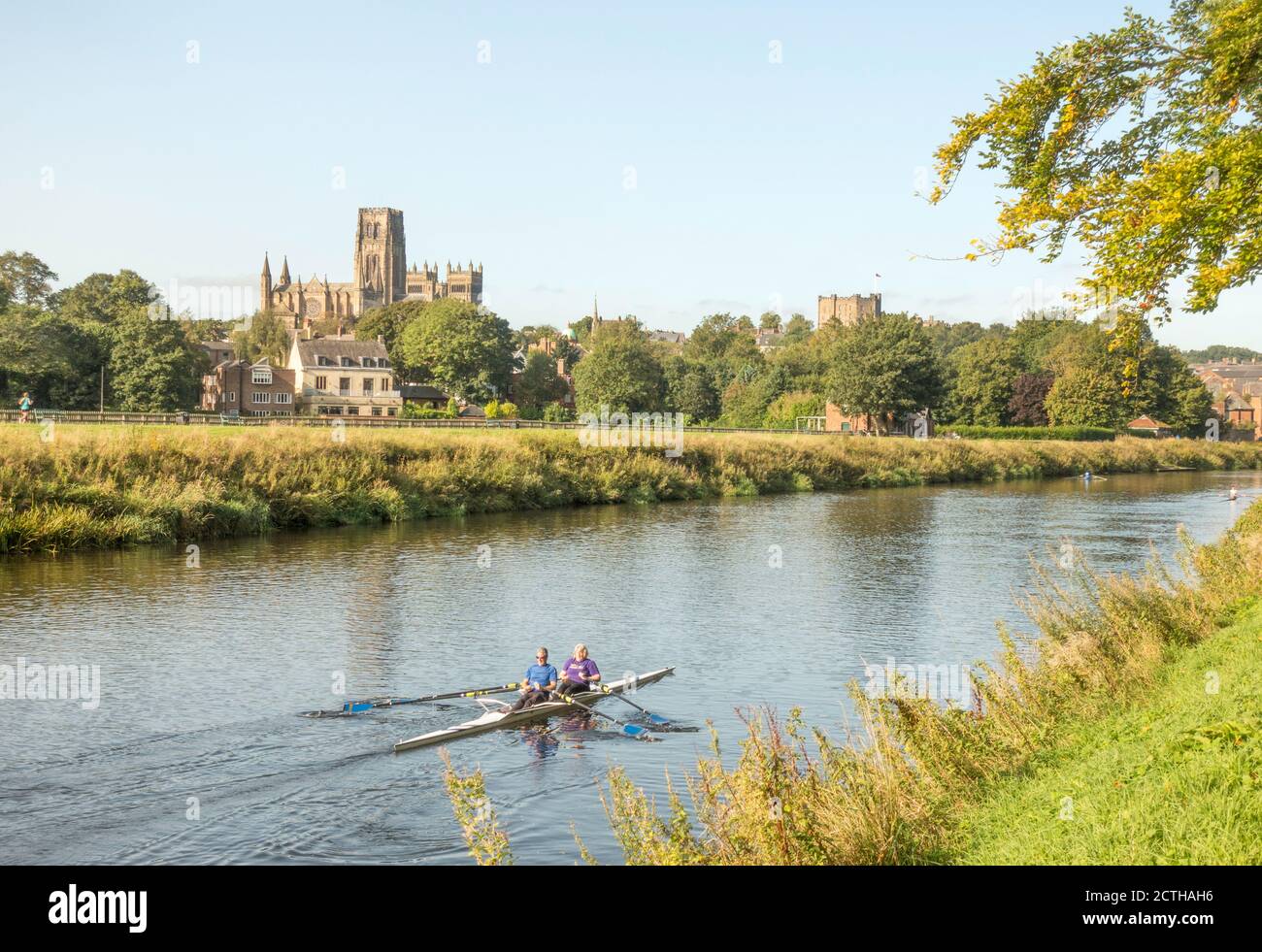 Coppia matura scolpire o canottare sul fiume con la cattedrale e il castello sullo sfondo, Durham città, Co. Durham, Inghilterra, Regno Unito Foto Stock