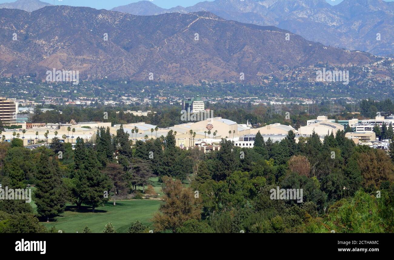 Una vista della posizione dei Warner Bros Studios con le colline di Hollywood sullo sfondo, Burbank, California, Stati Uniti Foto Stock