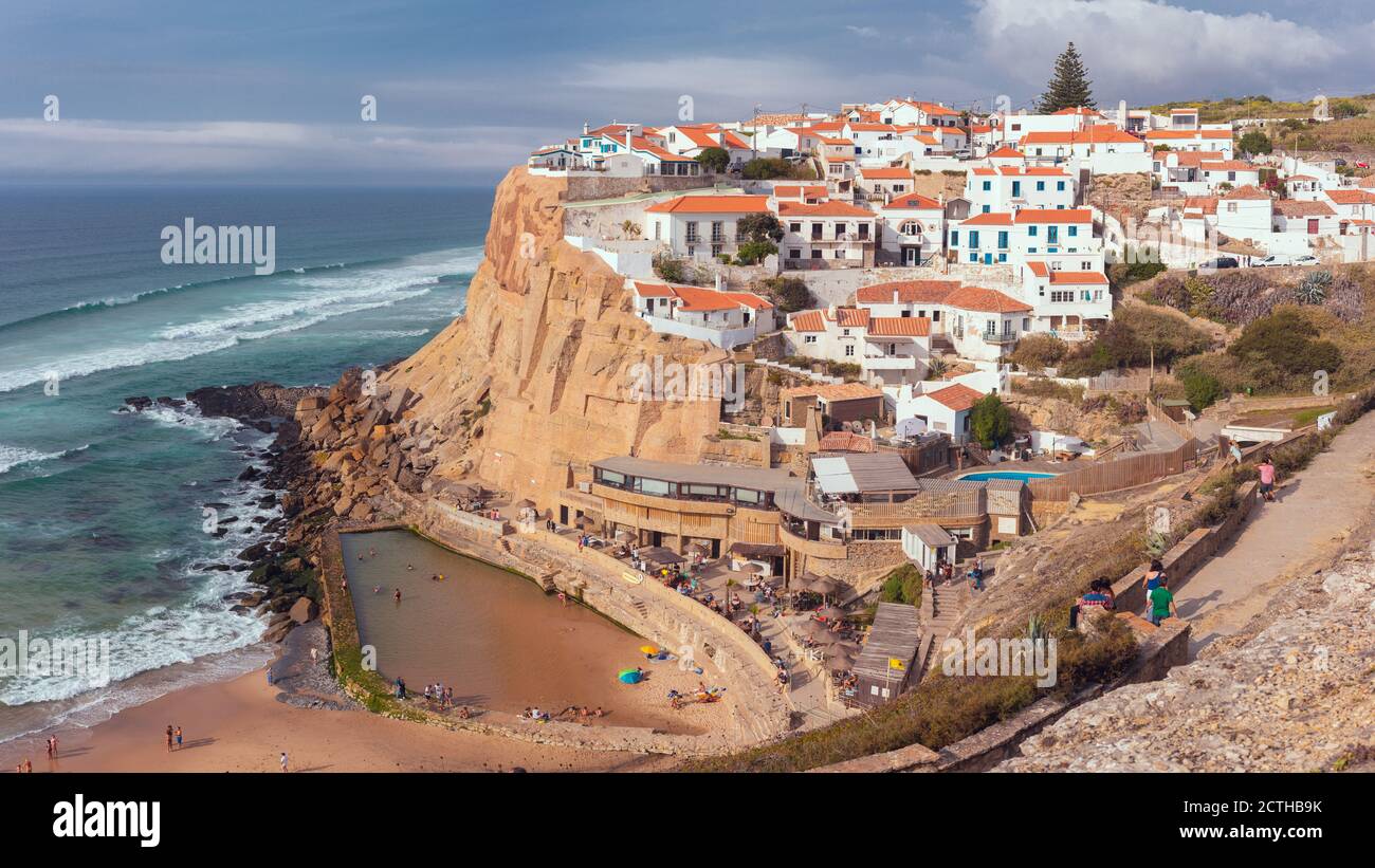 Azenhas do Mar, Portogallo. 11 settembre 2020: Azenhas do Mar è una città balneare del comune di Sintra. Si trova sul bordo di una scogliera k Foto Stock
