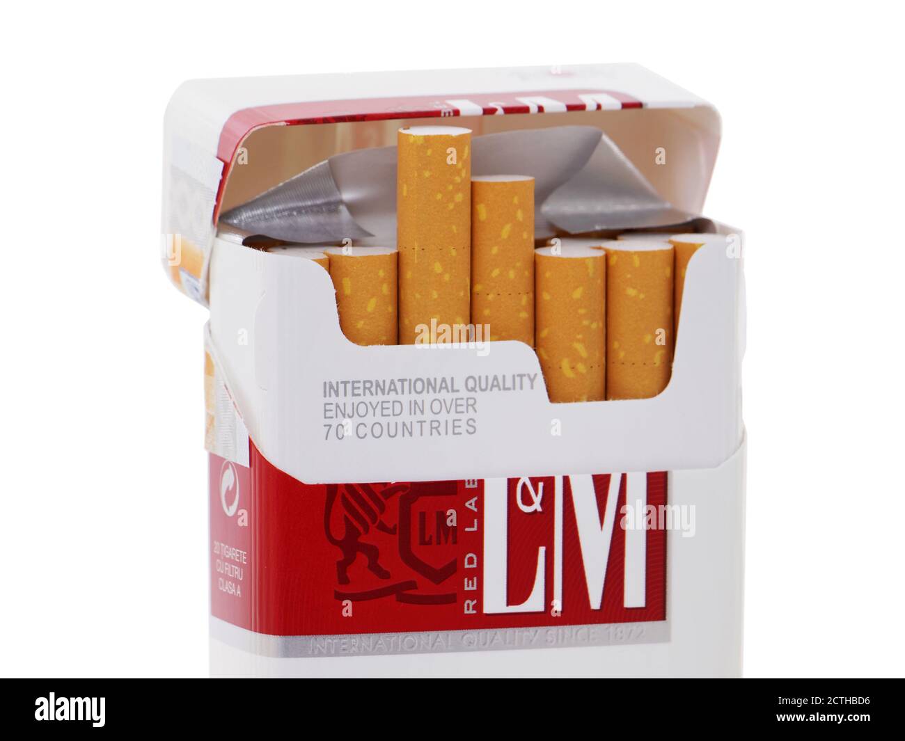 BUCAREST, ROMANIA - 2 APRILE 2015. L&M pacchetto di sigarette isolato su bianco, prodotto da Altria Group Foto Stock
