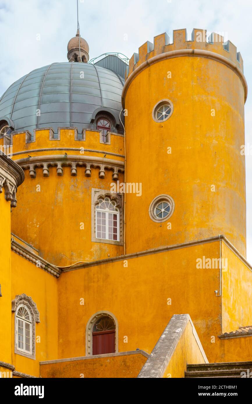 Palazzo Nazionale di pena, Portogallo. Famoso castello vicino alla città di Sintra, uno dei punti di interesse più visitati del Portogallo. Foto Stock