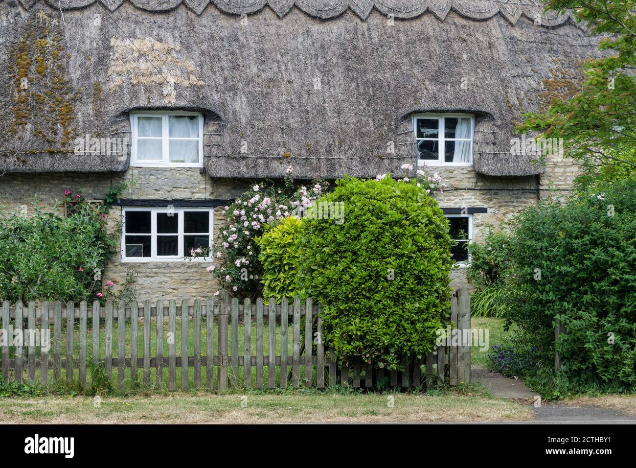 Tradizionale cottage con tetto in paglia, Hanslope, Buckinghamshire, Regno Unito Foto Stock
