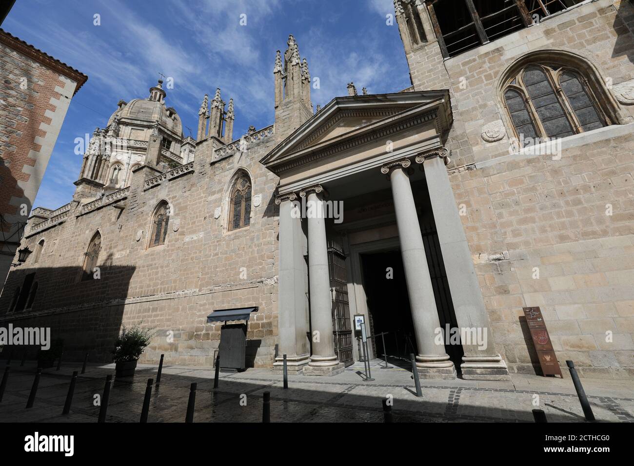 Toledo. 22 settembre 2020. Foto scattata il 22 settembre 2020 mostra uno spazio vuoto fuori da una chiesa nella città vecchia di Toledo, Spagna. Il turismo di Toledo è stato pesantemente colpito dalla pandemia COVID-19. Credit: Meng Dingbo/Xinhua/Alamy Live News Foto Stock
