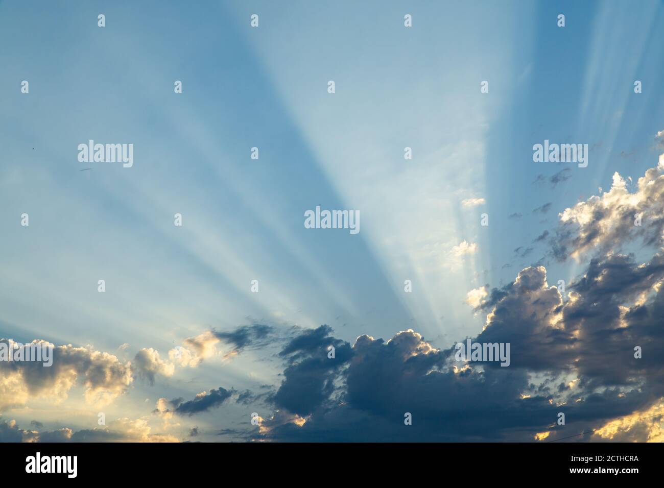 Fascio di sole e nuvole nel cielo Foto Stock