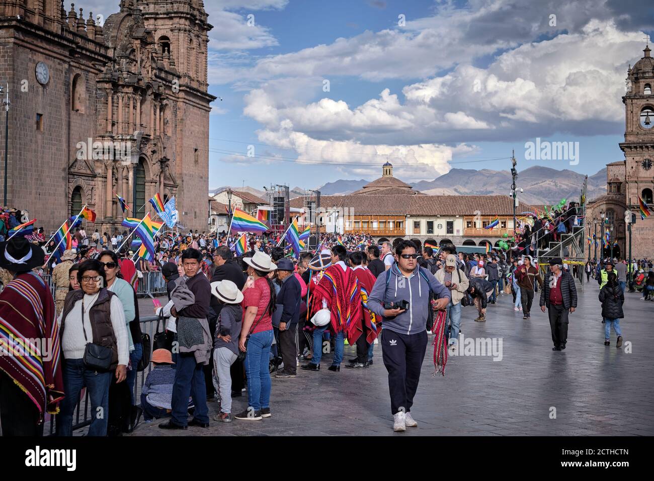 Una folla di spettatori costeggiano il percorso della processione durante la festa del sole degli Inti Raymi'rata sul solstizio invernale, Cusco, Perù Foto Stock