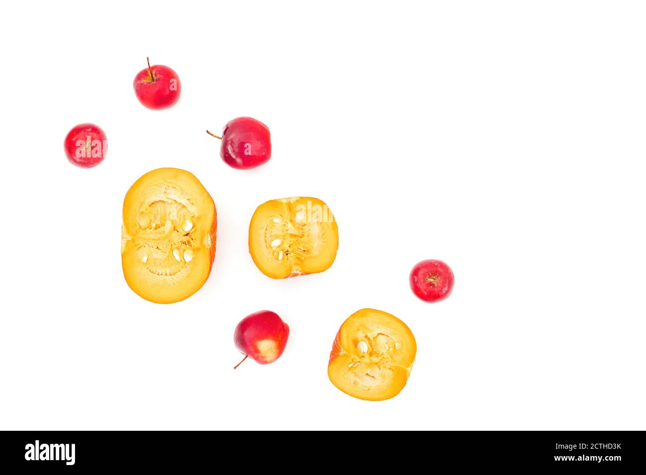 Composizione autunnale. Caduta foglie, mela e zucca su bianco. Concetto di giorno di ringraziamento. Disposizione piatta, vista dall'alto Foto Stock
