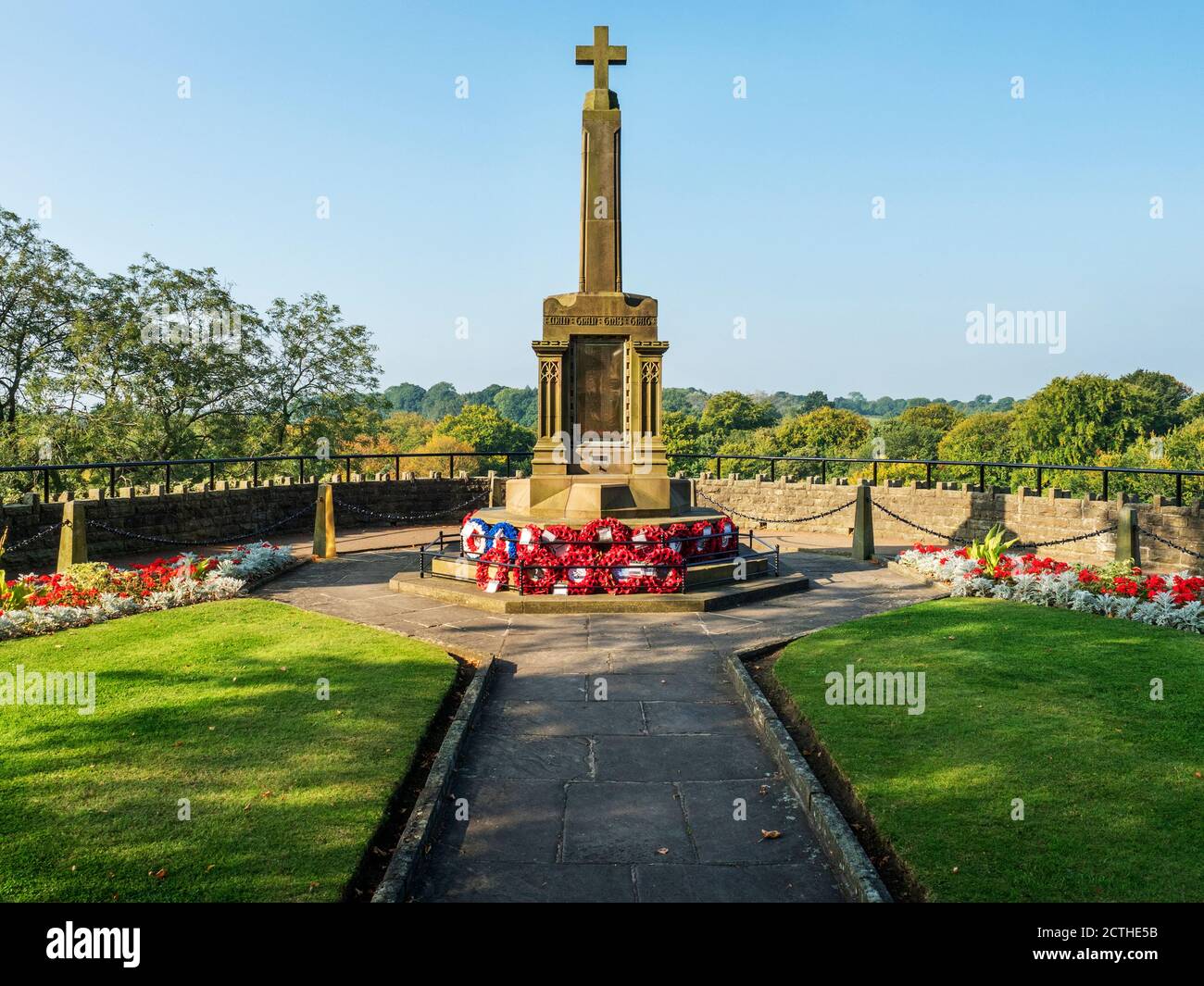 Memoriale di guerra nei giardini del castello a Knaresborough in anticipo Autunno Nord Yorkshire Inghilterra Foto Stock