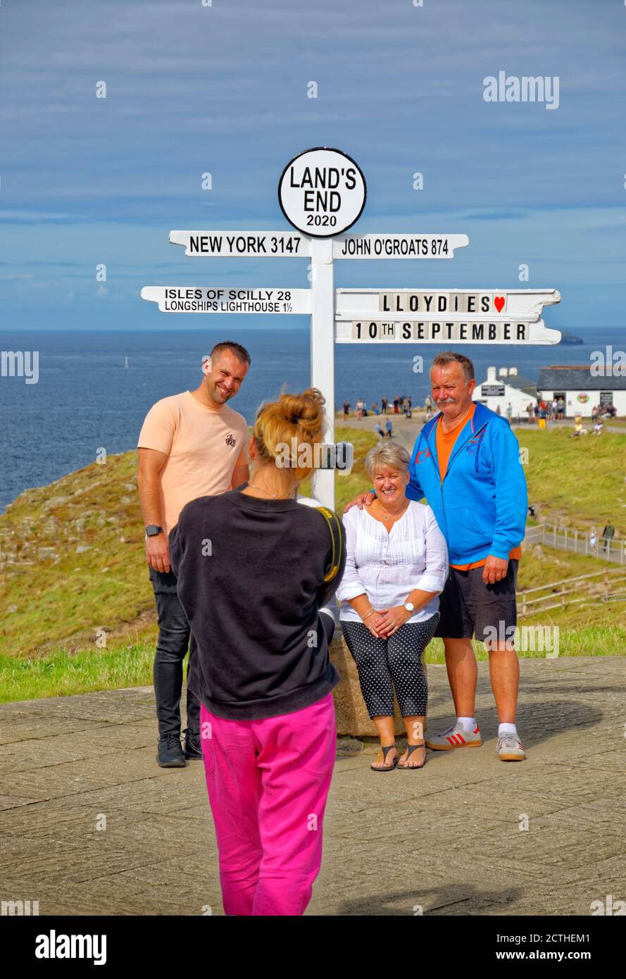 Foto in franchising Mileage post at Land's End, Cornovaglia, Inghilterra. Foto Stock