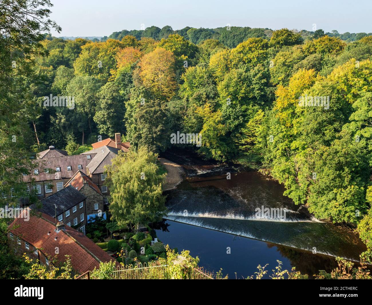 Castle Mills ha convertito gli edifici dei mulini e la strana attraverso il fiume Nidd all'inizio dell'autunno dai terreni di Cstle a Knaresborough North Yorkshire Inghilterra Foto Stock
