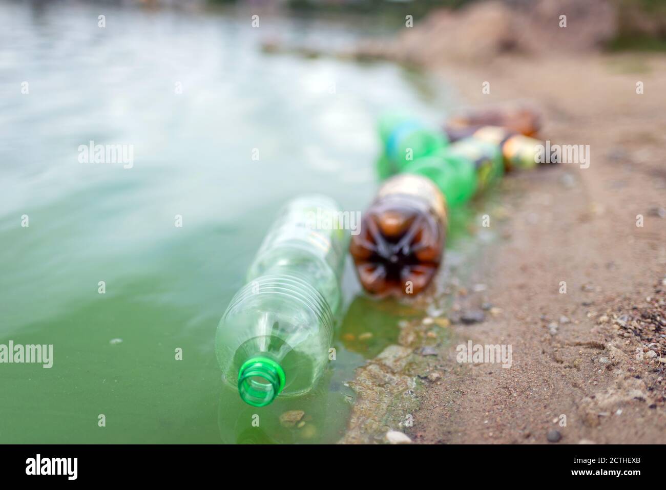 I rifiuti marini sono rifiuti prodotti da esseri umani che vengono direttamente e indirettamente scaricati in mare. La maggior parte dei rifiuti di plastica consiste di articoli di uso quotidiano Foto Stock
