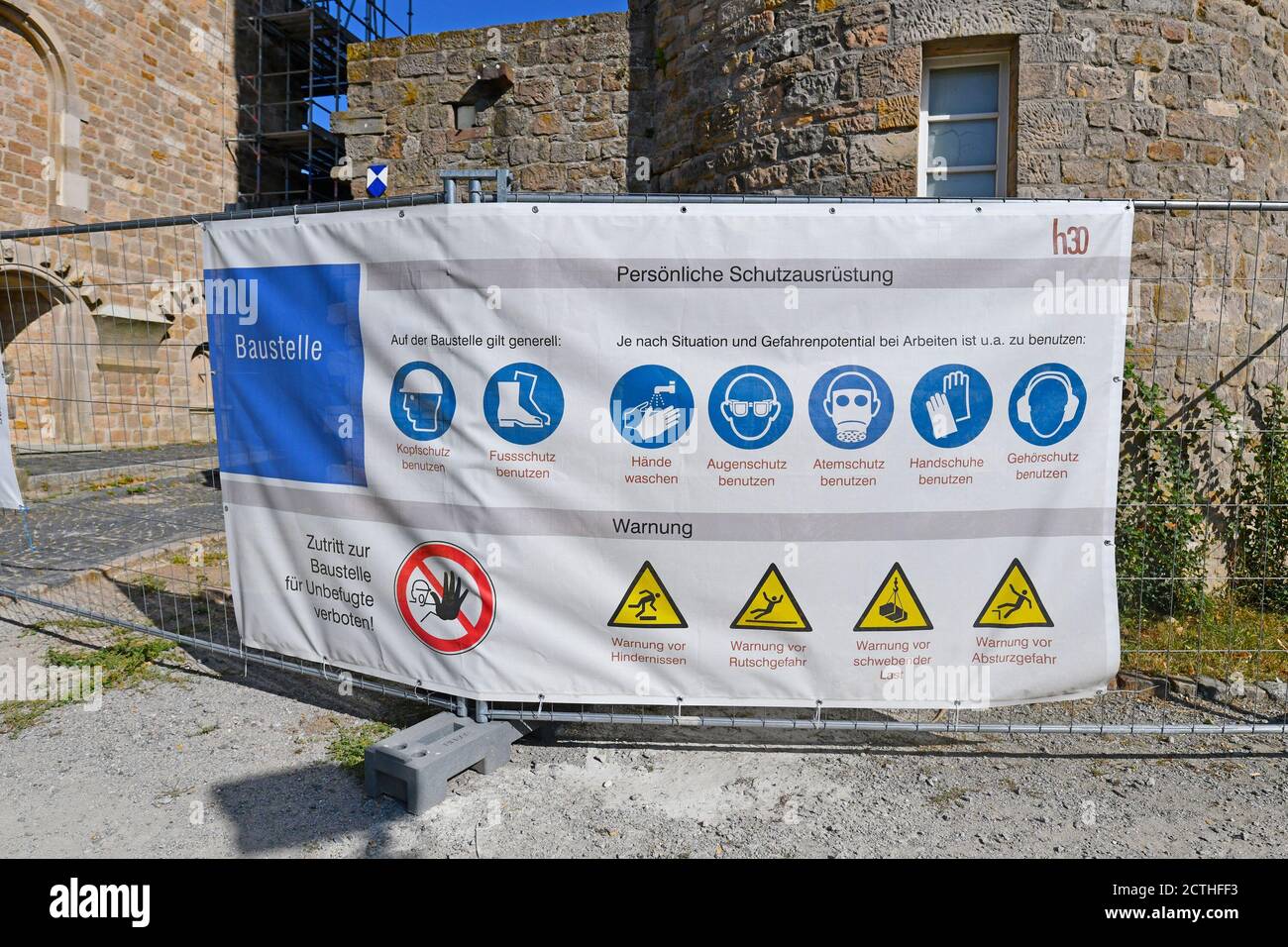 Heppenheim, Germania - Settembre 2020: Banner con istruzioni di sicurezza sul cantiere del vecchio castello Foto Stock