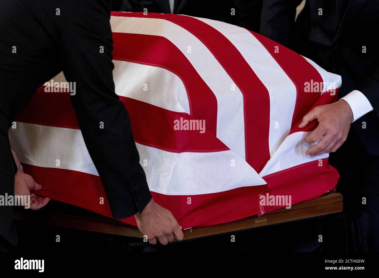 Washington, Stati Uniti. 23 Settembre 2020. I Pallbearers aggiustano la bandiera americana bevuta sopra il casket di giustizia Ruth Bader Ginsburg mentre lo collocano sulla catafalque de Lincoln all'inizio di una cerimonia privata alla Corte suprema a Washington, DC mercoledì 23 settembre 2020. Ginsburg, 87 anni, morì di cancro il 18 settembre. Foto in piscina di Andrew Harnik/UPI Credit: UPI/Alamy Live News Foto Stock