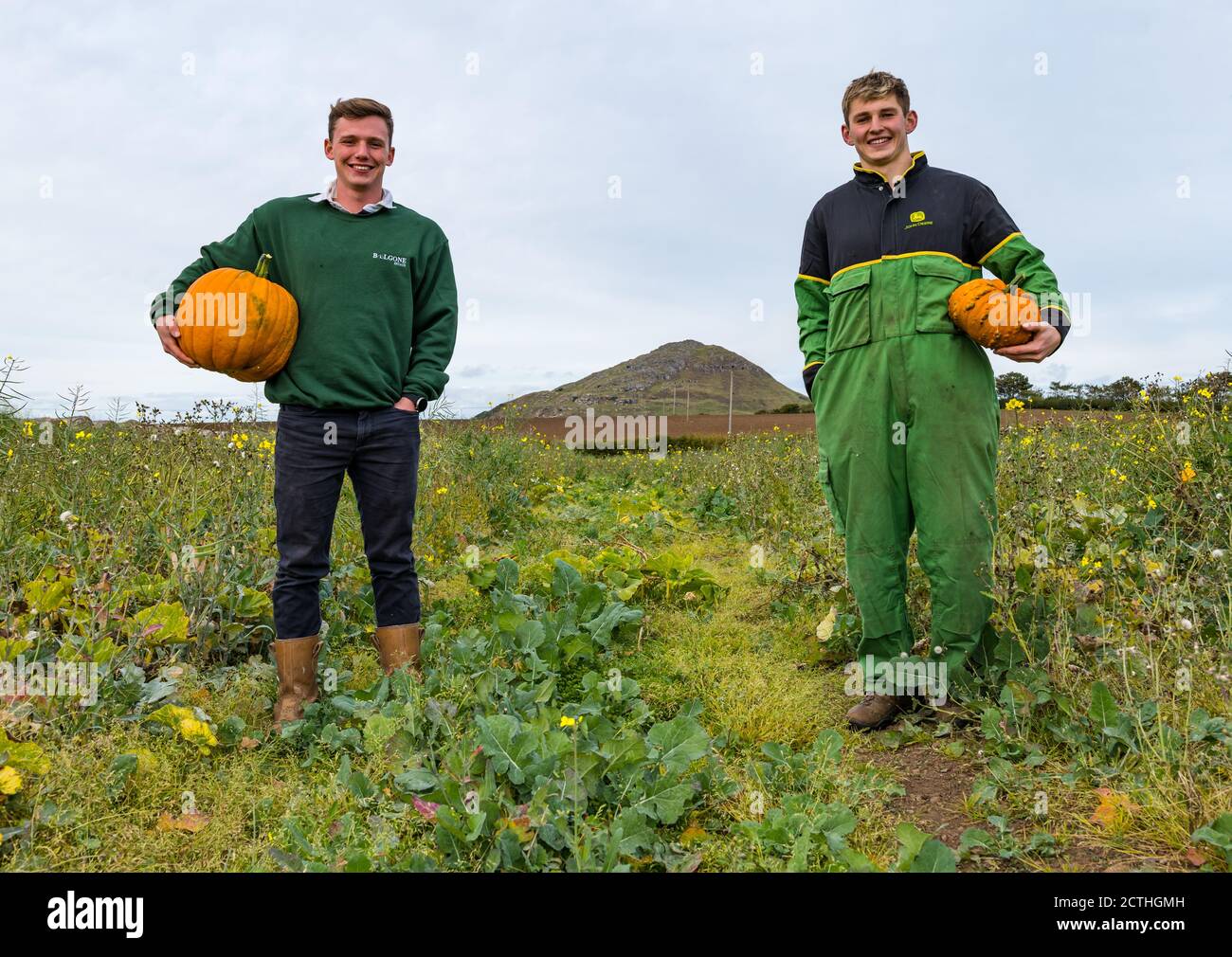 Balbone Farm, East Lothian, Scozia, Regno Unito, 23 settembre 2020. Pumpkin Patch: Gli studenti universitari Alex Humphreys (22 Studenting Business) e David Grant-Suttie (21 Studenting Economics) hanno lavorato insieme nella fattoria familiare di David e sono stati ispirati a creare Balbone Pumpkins come parte di un progetto di diversificazione. Il patch apre il 16 ottobre per gli ultimi 3 fine settimana di ottobre con slot prenotabili e misure di distanziamento sociale in atto. Nella foto (da L a R): Alex e David con le zucche grandi nel pick your own pumpkin patch con Berwick Law sullo sfondo Foto Stock