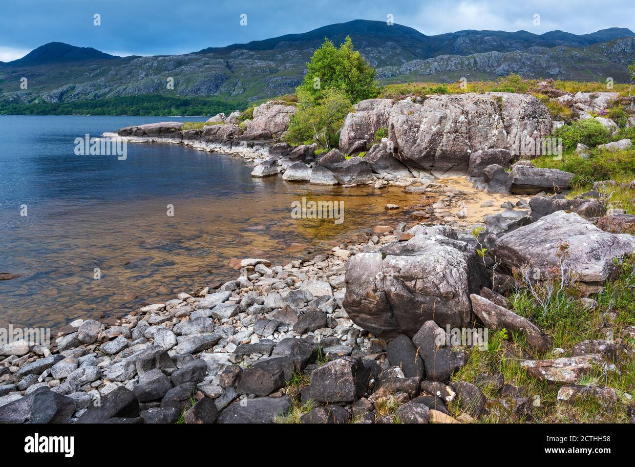 Litorale roccioso di Loch Maree, Wester Ross, Highland Region, Scotland, UK Foto Stock