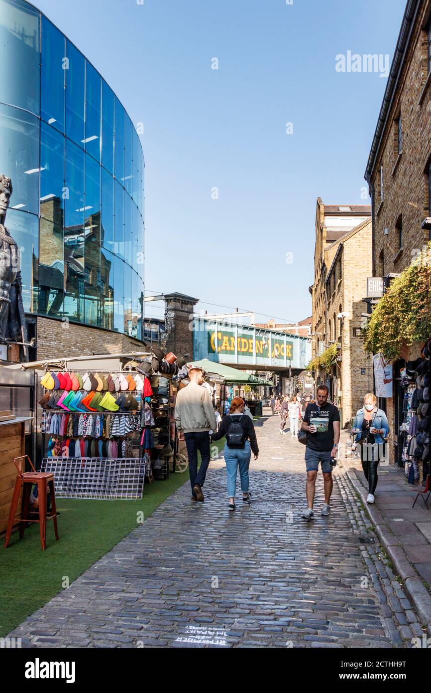 Acquirenti e turisti a Camden Lock Market in un insolitamente caldo tardo-settembre pomeriggio, Londra, Regno Unito Foto Stock
