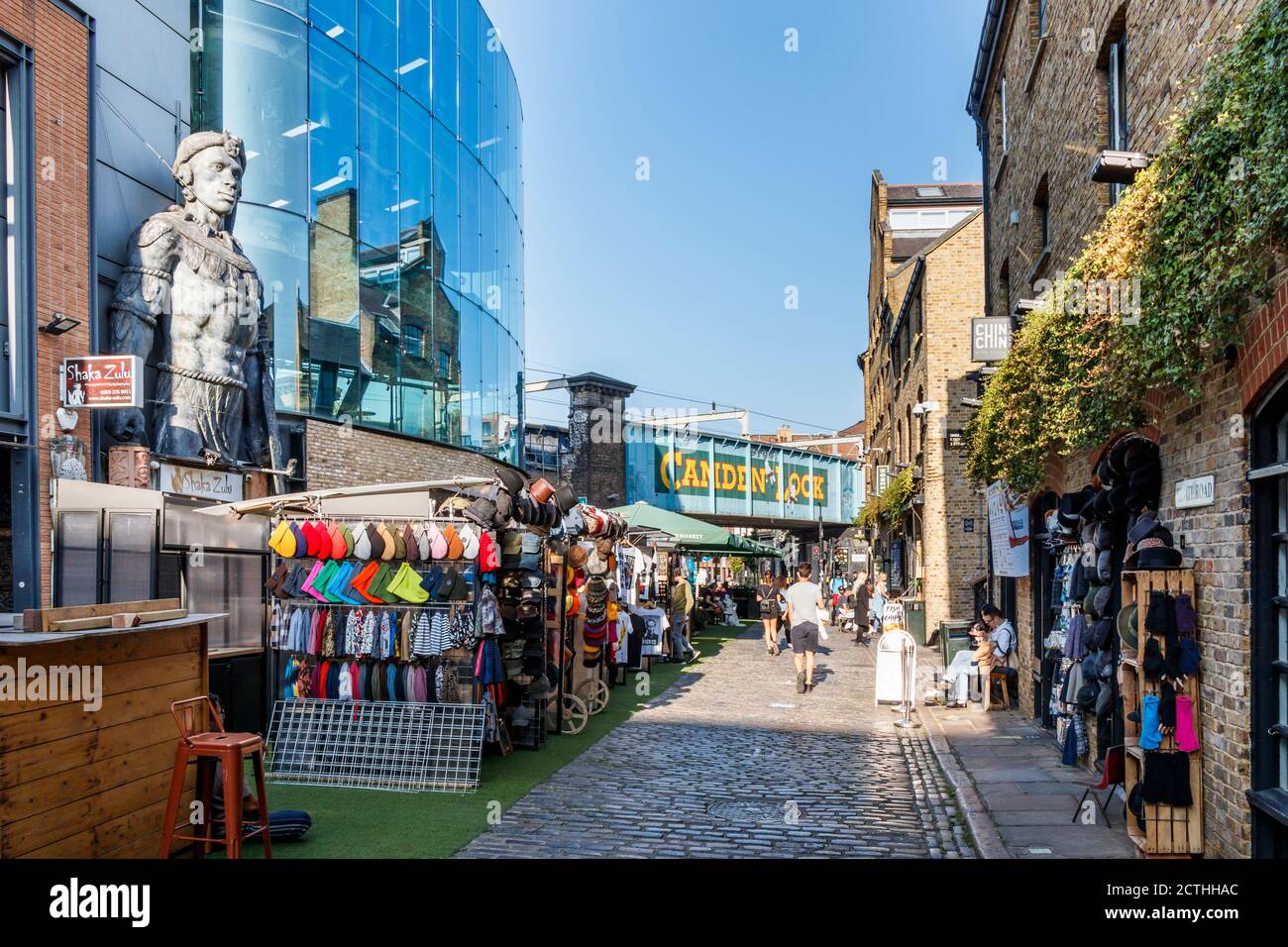 Acquirenti e turisti a Camden Lock Market in un insolitamente caldo tardo-settembre pomeriggio, Londra, Regno Unito Foto Stock