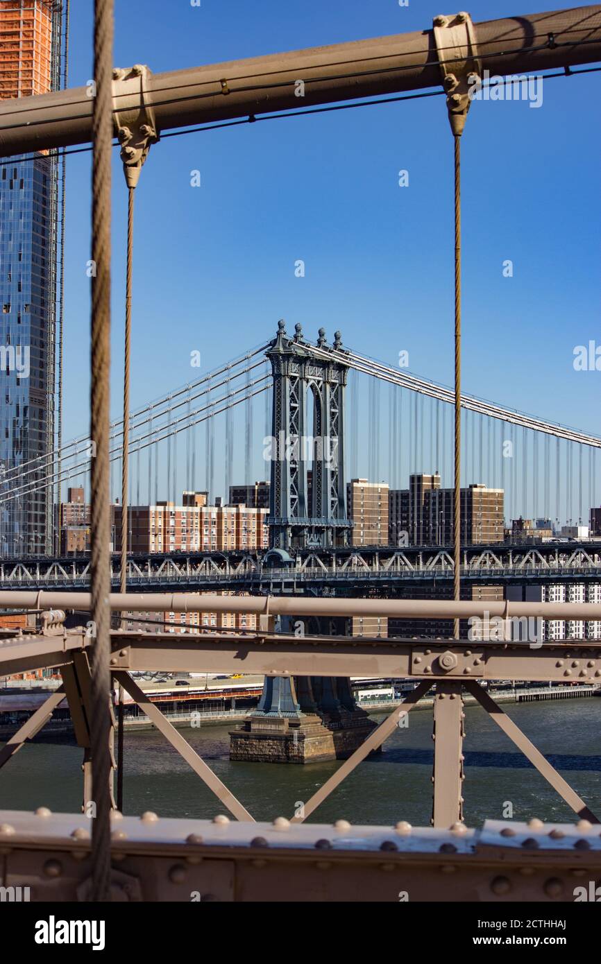 Una vista del Ponte di Manhattan come visto dal Ponte di Brooklyn. Di Dan Manning Foto Stock