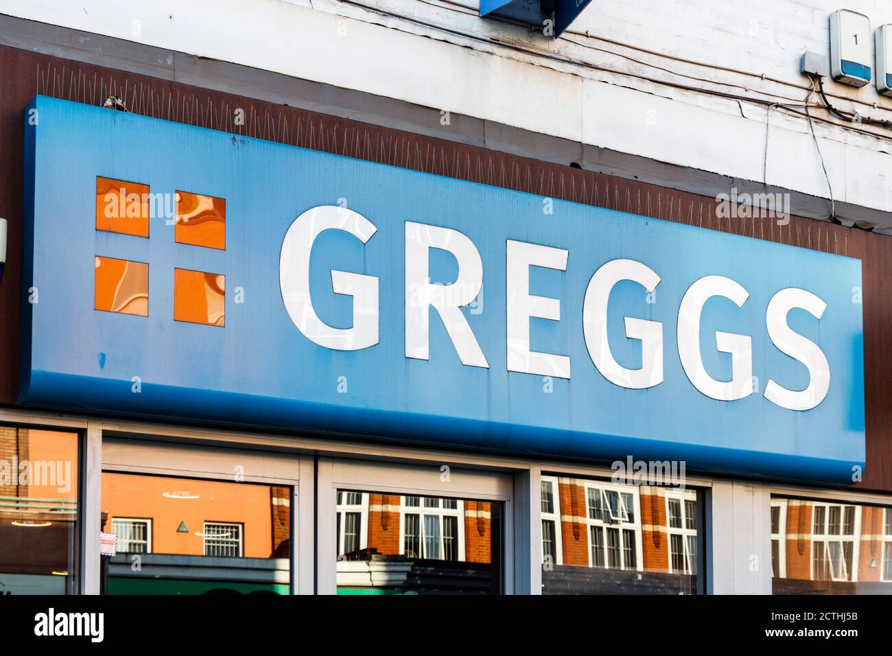 Cartello sopra una filiale di Greggs Bakery a Camden High Street, Londra, Regno Unito Foto Stock