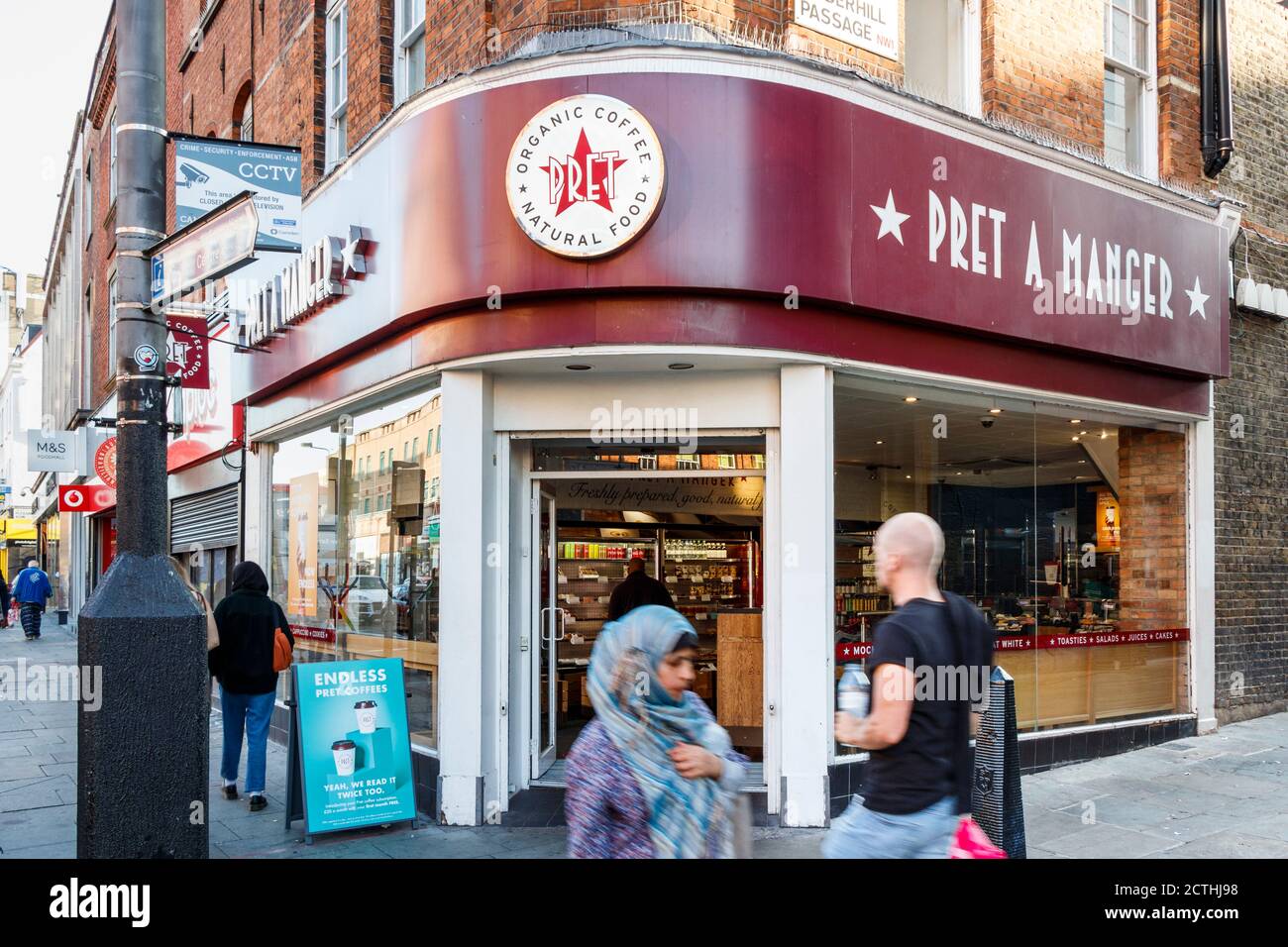 Una filiale di Pret A Manager all'angolo di Camden High Street, Londra, Regno Unito Foto Stock