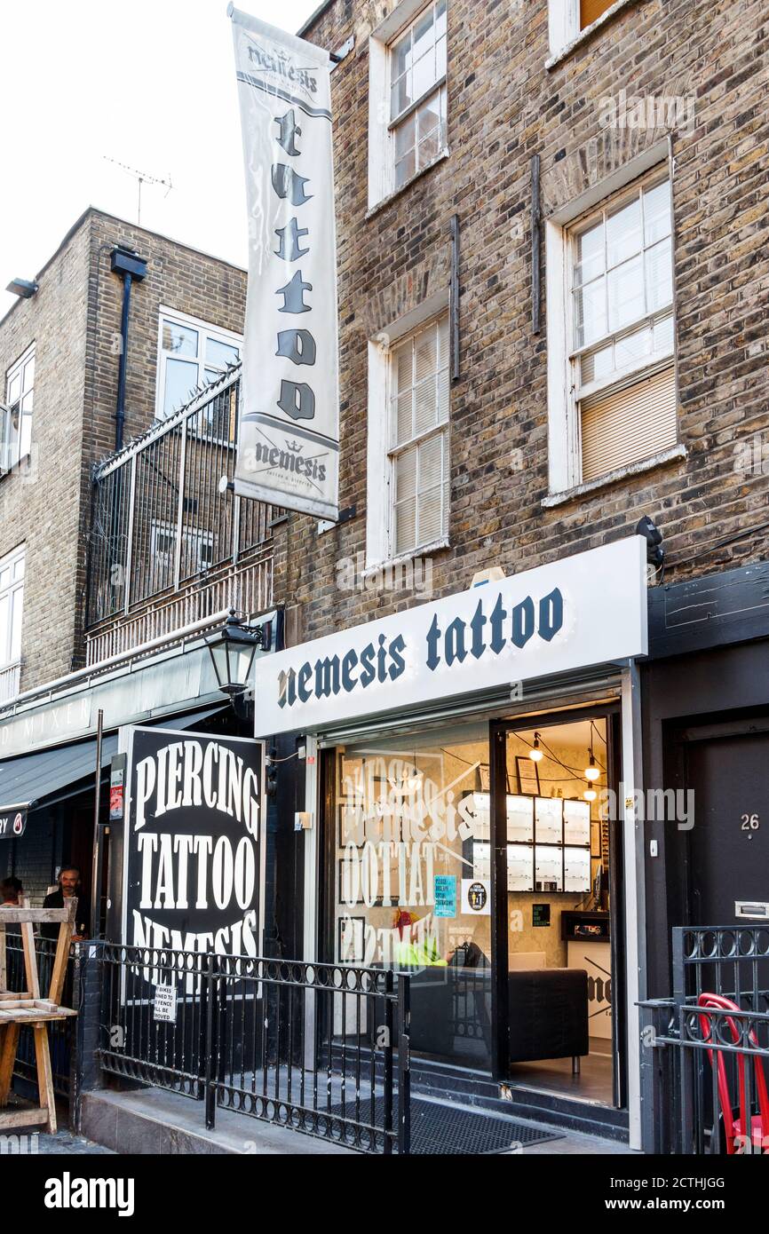 Nemesis Tattoo and piercing parlor in Inverness Street, fuori Camden High Street, Londra, Regno Unito Foto Stock