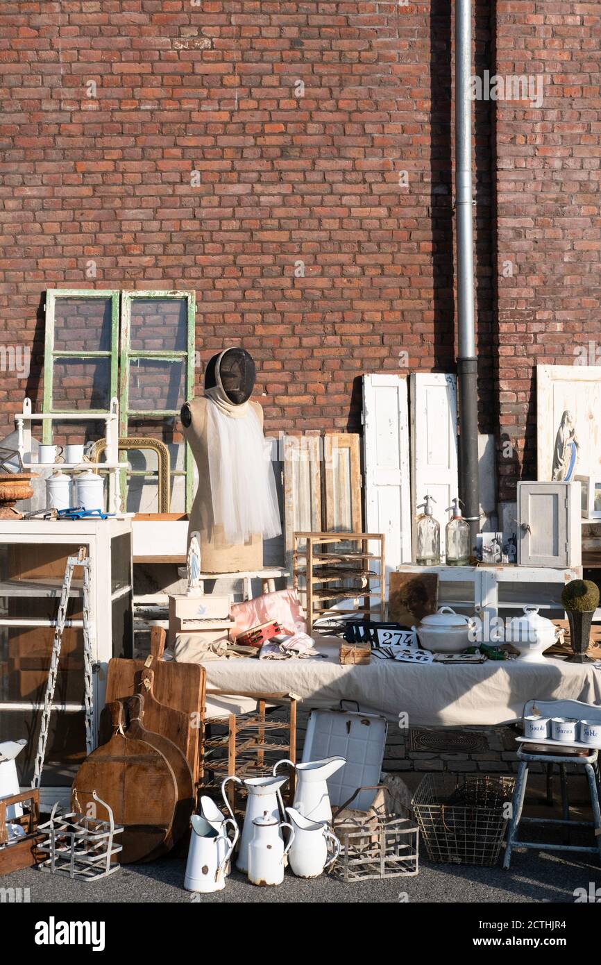 Vita morta di tutti i tipi di oggetti in vendita su un mercato di antiquariato a Tongeren, Belgio Foto Stock