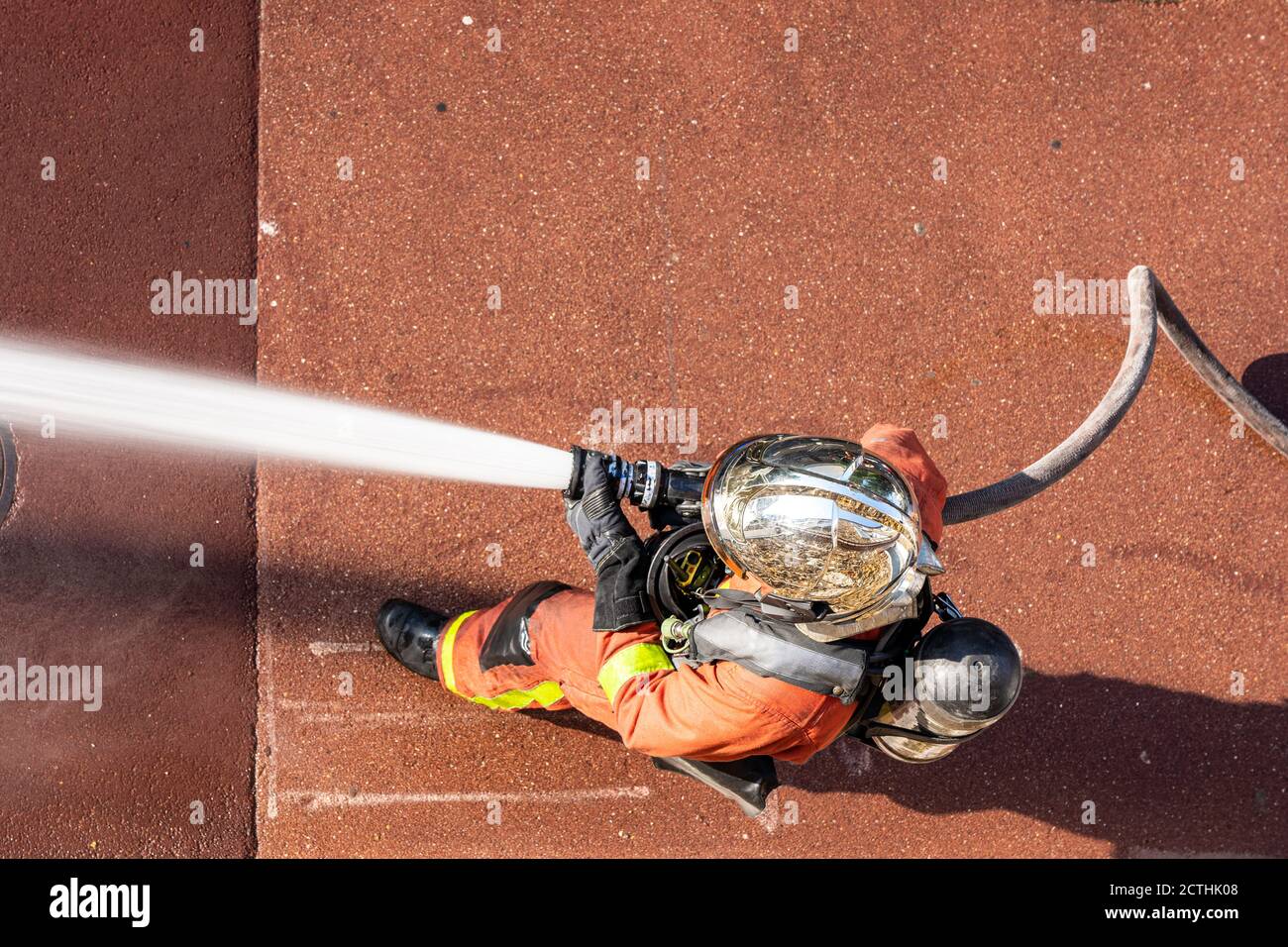 Pompiere francese con tubo antincendio con vista dall'alto verso il basso Foto Stock