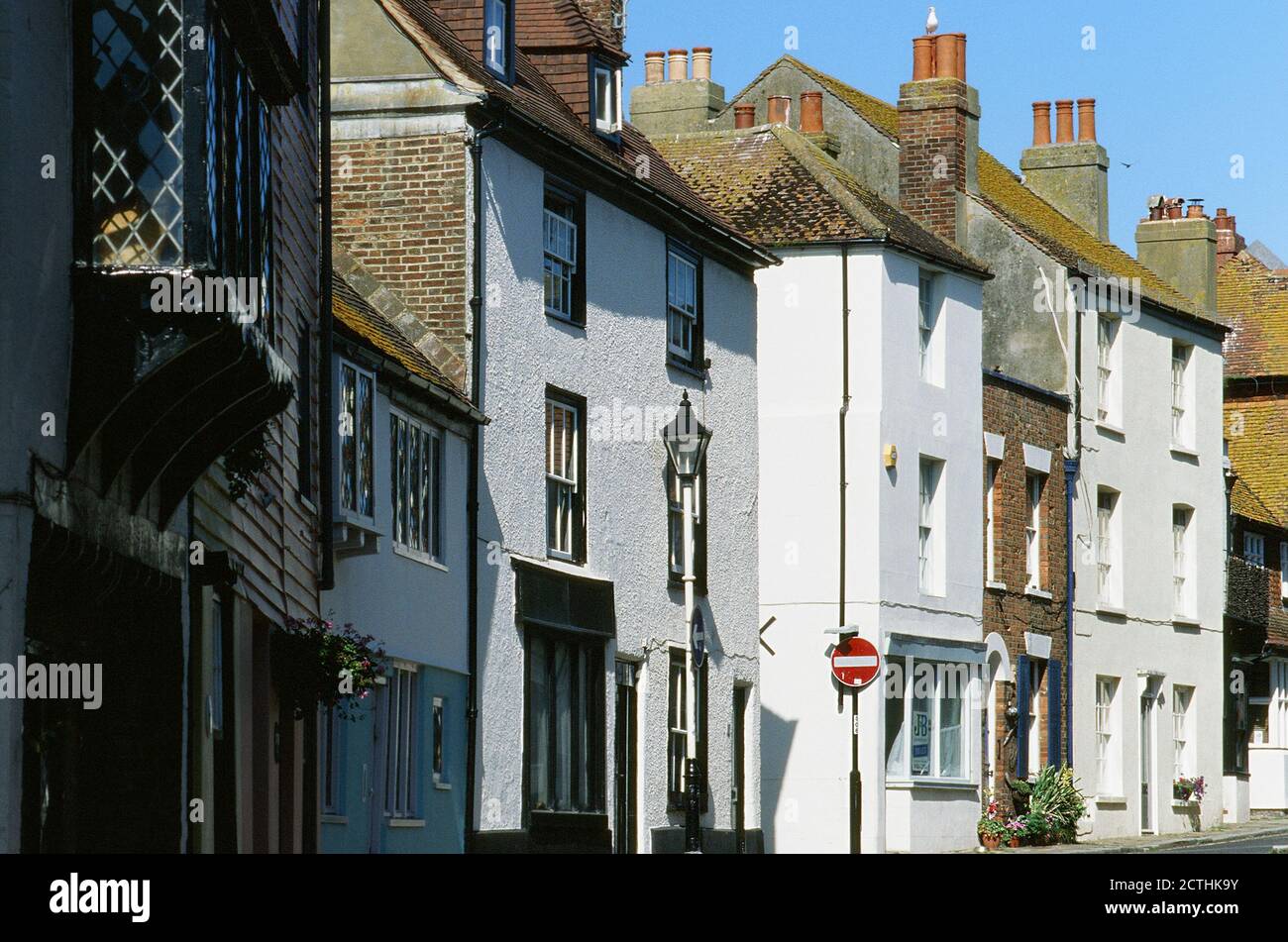 Fila di vecchie case in All Saints Street, Hastings Old Town, East Sussex, Inghilterra meridionale Foto Stock