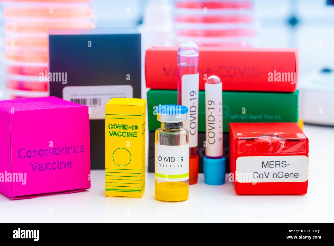 Una serie di medicinali in laboratorio medico per il coronavirus NCOV- 19 dal test PCR, test anticorpale, vaccino e farmaco antivirale remdesivir Foto Stock
