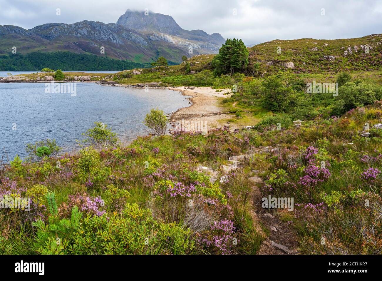 Spiaggia di sabbia sul Loch Maree con aspro scricchiolio di Slioch in lontananza – Loch Maree, Wester Ross, Highland Region, Scotland, UK Foto Stock