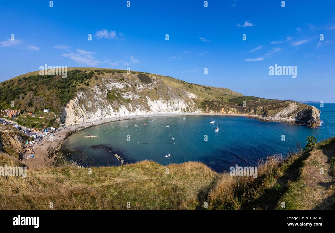 Pittoresca vista costiera della baia e scogliere di gesso a Lulworth Cove, sito patrimonio dell'umanità della Jurassic Coast a Dorset, Inghilterra sud-occidentale Foto Stock