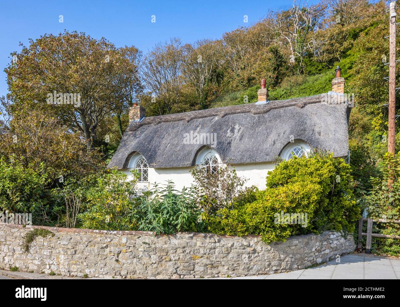 Pittoresco cottage di Cove con tetto in paglia all'ingresso di West Lulworth a Lulworth Cove, sito patrimonio dell'umanità della Jurassic Coast, Dorset, Inghilterra sud-occidentale Foto Stock
