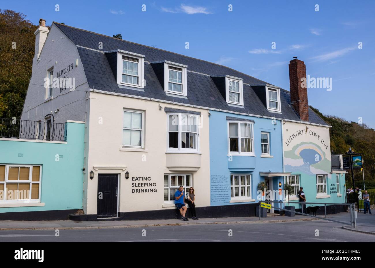Il Lulworth Cove Inn a West Lulworth all'ingresso di Lulworth Cove, sito patrimonio dell'umanità della Jurassic Coast a Dorset, nel sud-ovest dell'Inghilterra Foto Stock