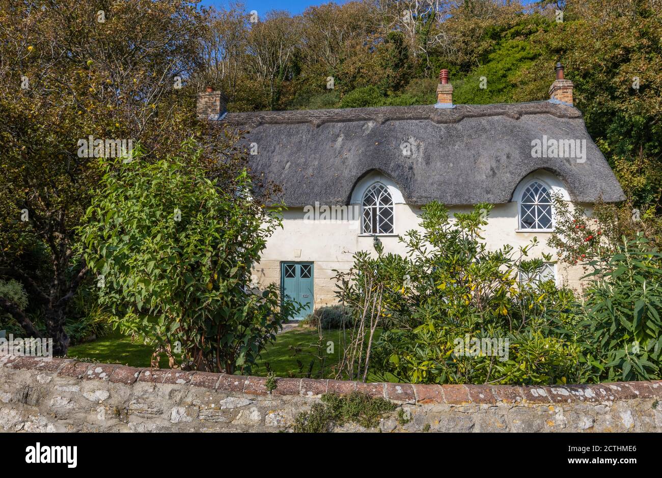 Pittoresco cottage di Cove con tetto in paglia all'ingresso di West Lulworth a Lulworth Cove, sito patrimonio dell'umanità della Jurassic Coast, Dorset, Inghilterra sud-occidentale Foto Stock