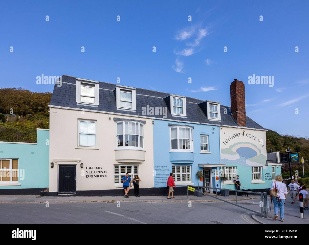 Il Lulworth Cove Inn a West Lulworth all'ingresso di Lulworth Cove, sito patrimonio dell'umanità della Jurassic Coast a Dorset, nel sud-ovest dell'Inghilterra Foto Stock